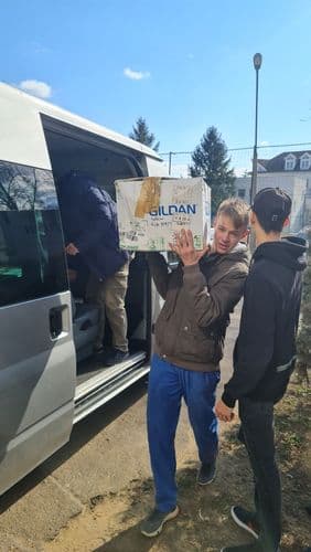 Diákok is segítenek a dobozok kipakolásában