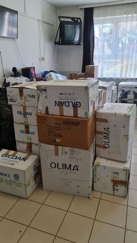 Adományok dobozokban 2