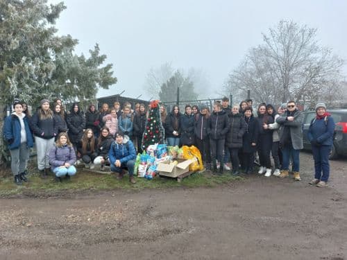 Boros diákok és tanárok csoportképe az állateledel adományokkal