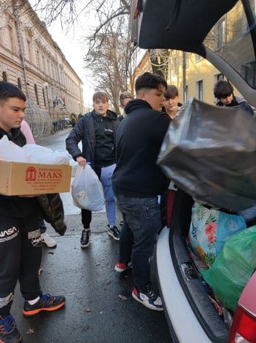 Corvin diákok segítenek az adományok pakolásában