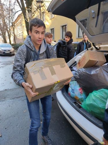 Corvin tanuló adománydobozzal a kezében