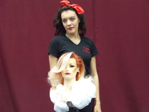 Diák az általa kérszített frizurával 2