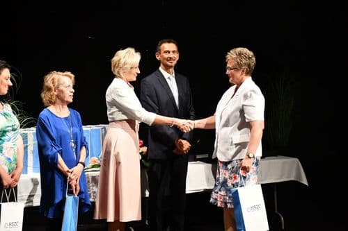 Kincses Tímea átadja a SZC Kiválósági Díját 1