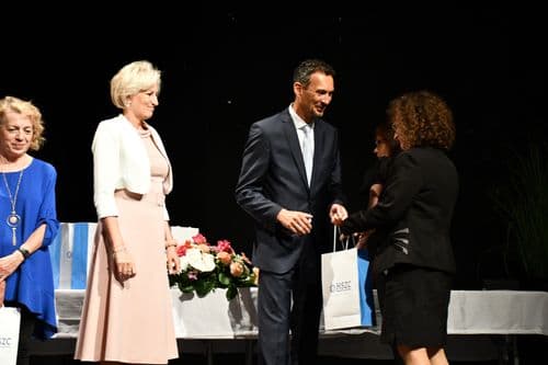 Hegedűs Zoltán átadja a Hódmezővásárhelyi SZC Kiválósági Díjait