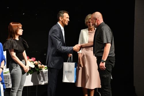 Hegedűs Zoltán átadja a Hódmezővásárhelyi SZC Kiválósági Díjait