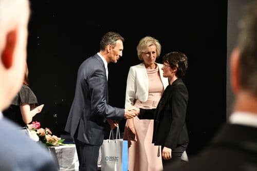 Hegedűs Zoltán átadja a Hódmezővásárhelyi SZC Kiválósági Díjait