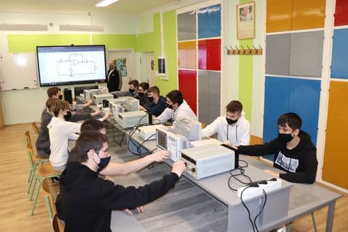 Új elektronika labor a Pollákban