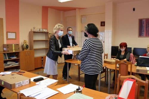 Kincses Tímea főigazgató asszony és Hegedűs Zoltán kancellár átadja a laptopokat az oktatóknak 3