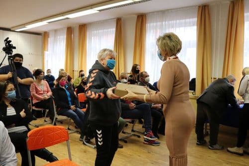 Kincses Tímea főigazgató asszony átadja a laptopokat az oktatóknak