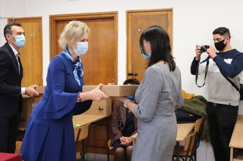 Kincses Tímea főigazgató asszony és Hegedűs Zoltán kancellár átadja a laptopokat az oktatóknak