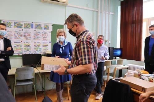 Tanár a DELL eszközével