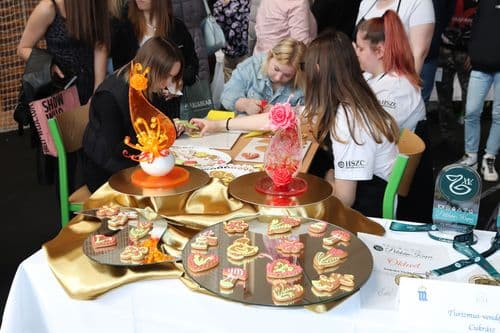 Cukrász tnaulók kiállított finomságaik