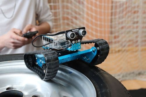 Irányításra beprogramozott robot