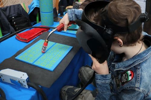 Diák heggesztő maszkban