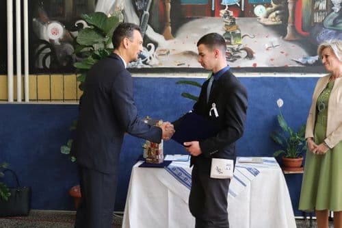 Hegedűs Zoltán átad egy elismerő oklevelet 4