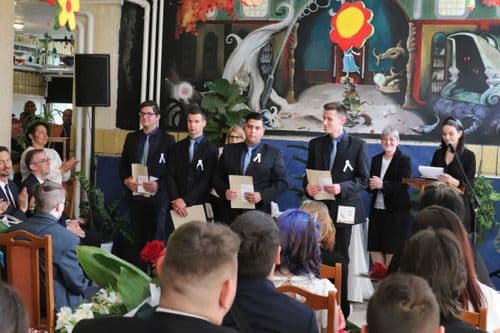 Diákok az elismerő okleveleikkel