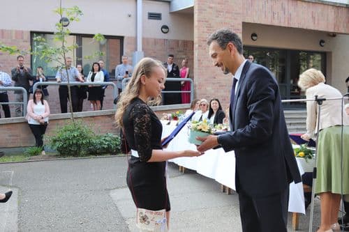 Hegedűs Zoltán átad egy elismerő oklevelet