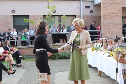 Kincses Tímea átad egy elismerő oklevelet