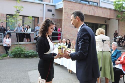 Hegedűs Zoltán átad egy elismerő oklevelet 3