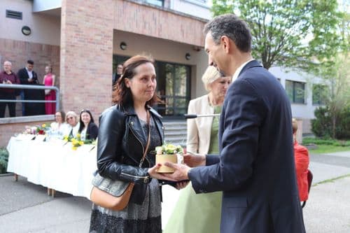 Hegedűs Zoltán átad egy elismerő oklevelet 5