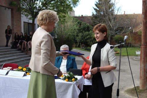 Kincses Tímea átad egy elismerő oklevelet