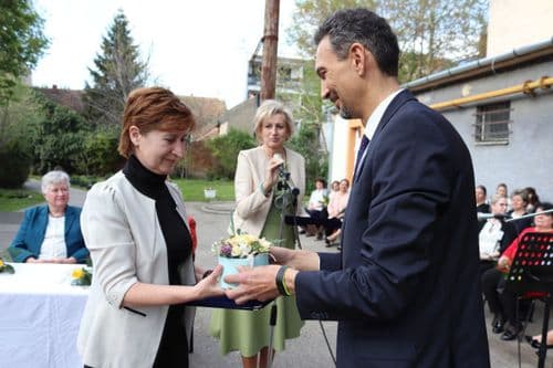 Hegedűs Zoltán  virágot ad át