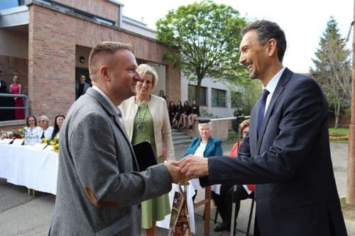 Hegedűs Zoltán átad egy elismerő oklevelet 2