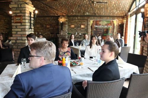 Diákok az asztaloknál 2