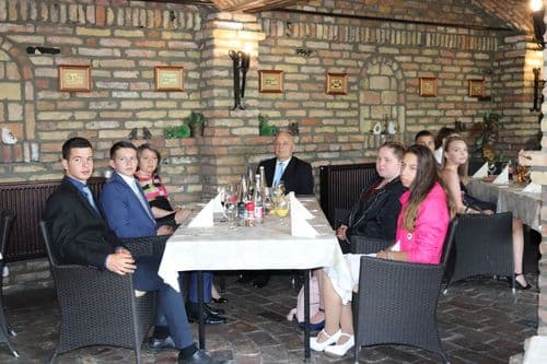 Diákok az asztaloknál 3.