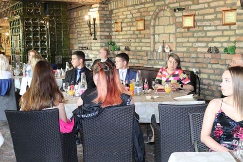 A diákok az asztaloknál