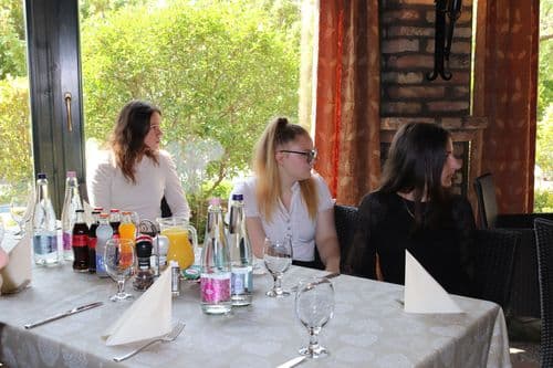 Diákok az asztaloknál 4