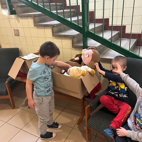 Kisgyerekek az ajándékba kapott plüss állataikkal