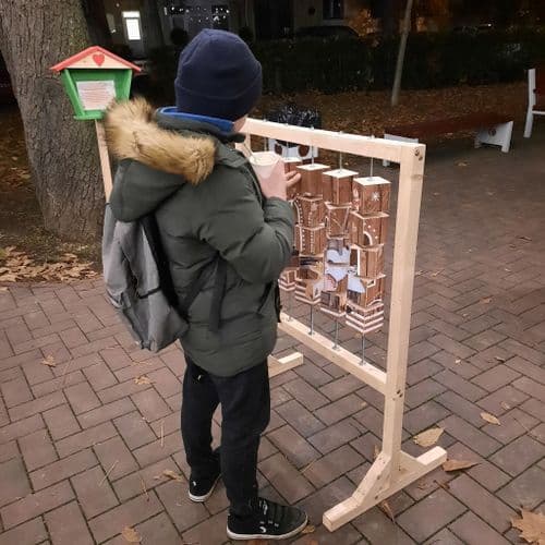 Fiatal fiú a Sághy diákjai által készített karácsonyi játékkal