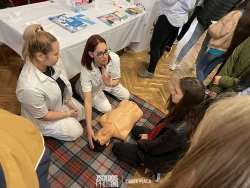 Egészségügyi tanulók elsősegély bemutatója egy bábuval