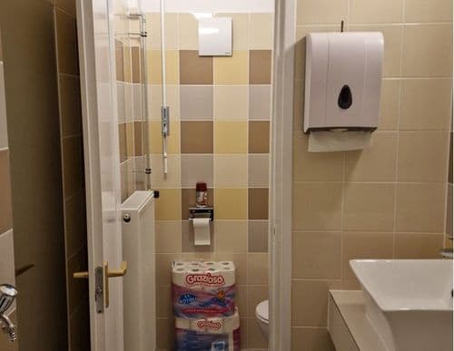 Boros tanári mosdó felújított állapotban