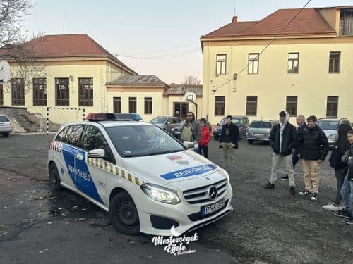 Zsoldos udvarán egy kiállított rendőrségi autó