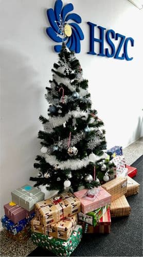 Hódmezővásárhely Szakképzési Centrum karácsonyfája alatta a munkaközösség által összegyűjtött adományokkal