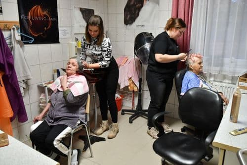 Zsoldos diákok frizurát készítenek az időseknek