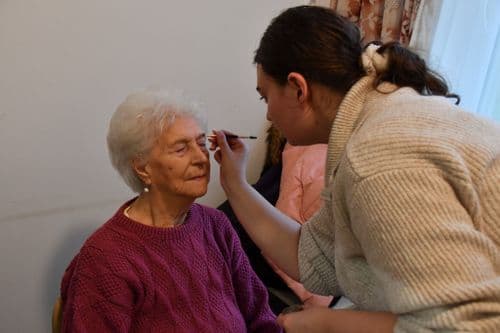 Zsoldos diák idősek otthona lakót sminkkel